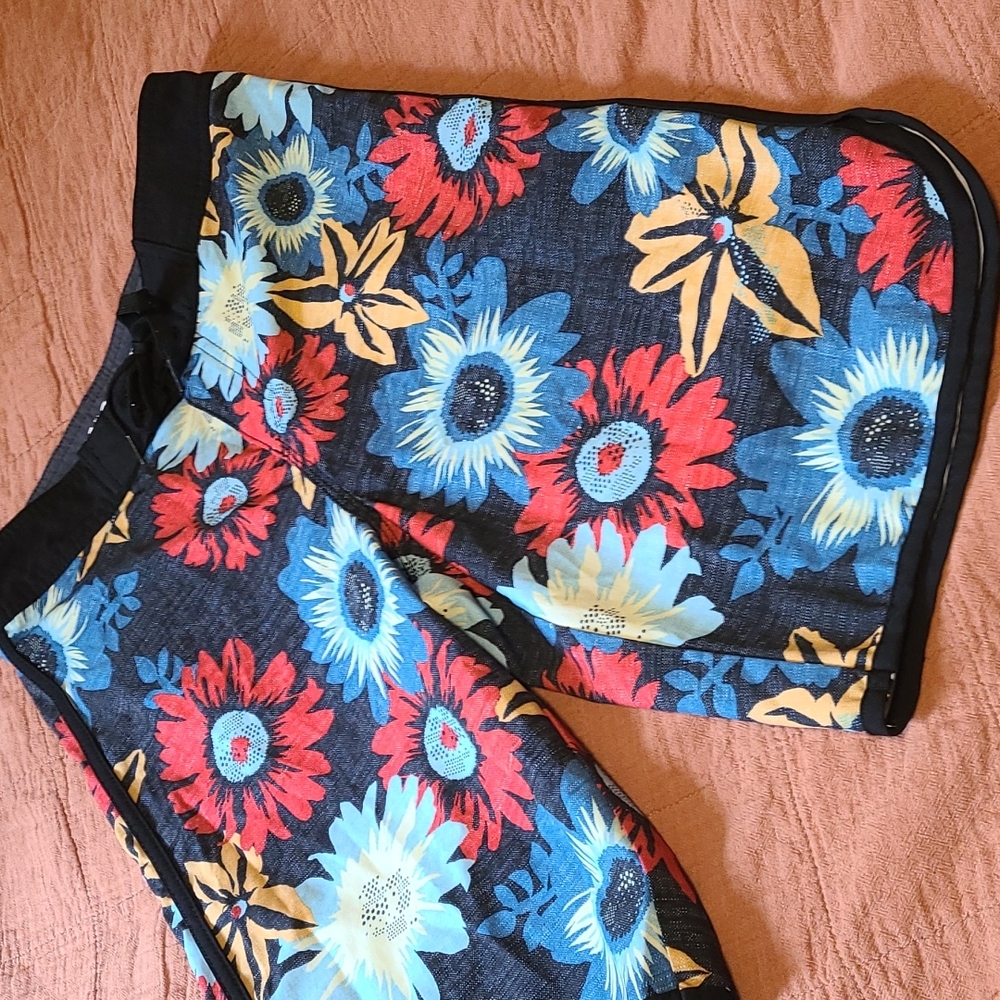 Mossimo supply Co. Men's size 28 board shorts